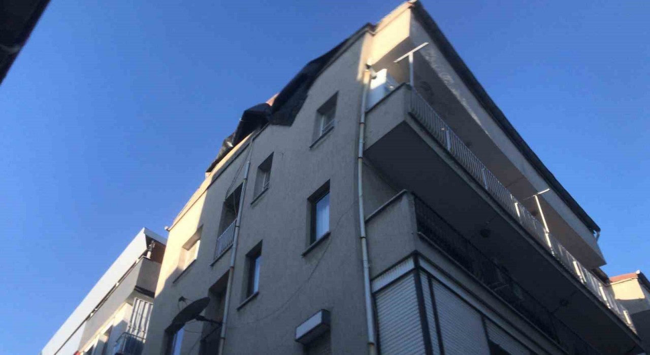 Sökede fırtına apartman çatısını uçurdu