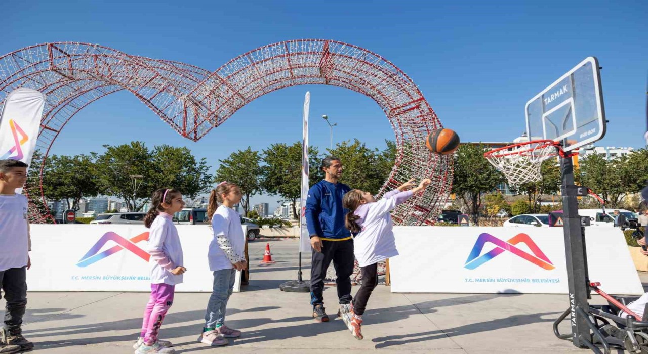 Sporbüs alışveriş merkezinde çocuklarla buluştu