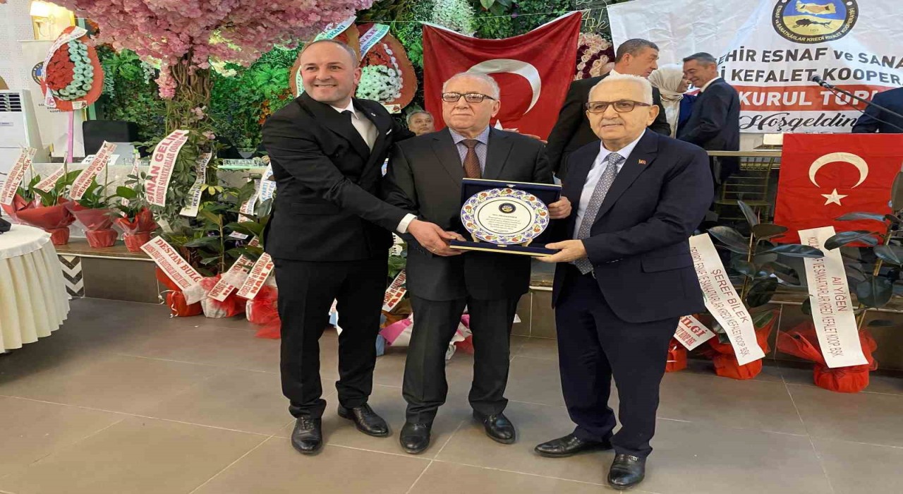 Süleyman Kalbura onursal başkanlık verildi
