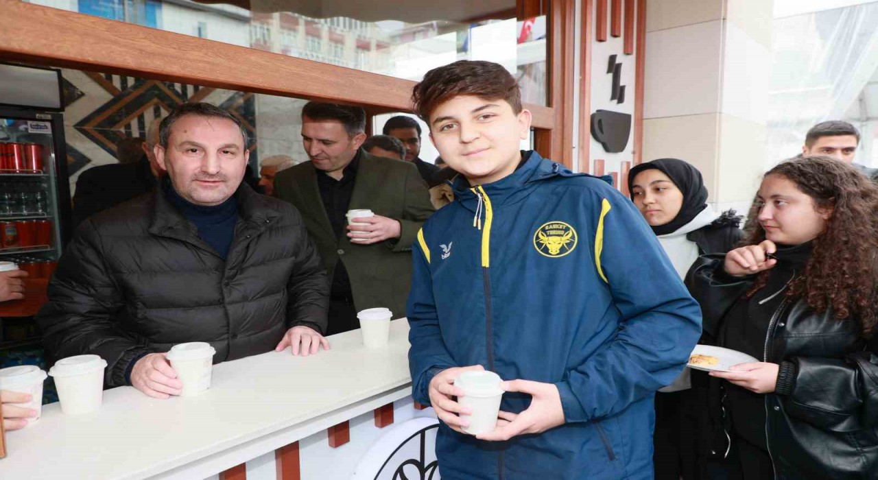 Sultanbeylide Aydos Kafe açıldı, ilk kahveleri Başkan Ali Tombaş ikram etti