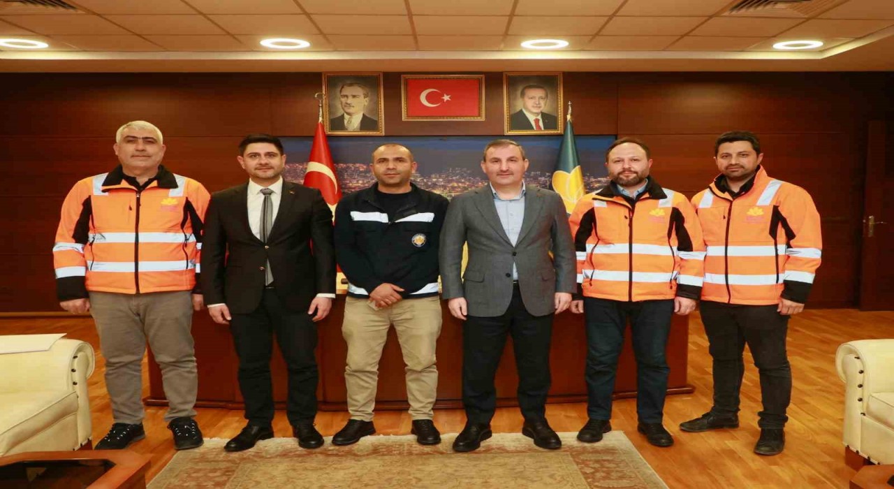 Sultanbeylide gönülleri fetheden personele Belediye Başkanı Ali Tombaştan ödül