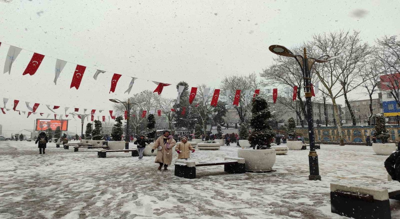 Sultangazi beyaza büründü, çocuklar karın tadını çıkardı