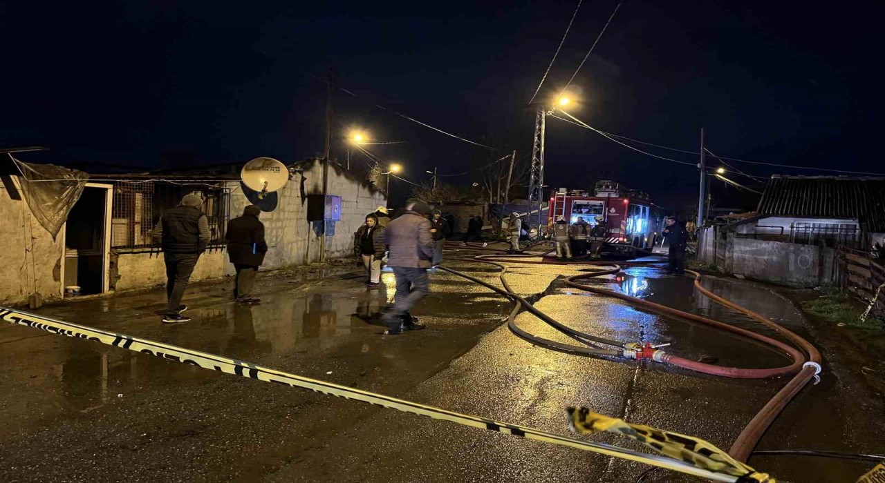 Sultangazide gecekondudaki yangın iş yerine sıçradı