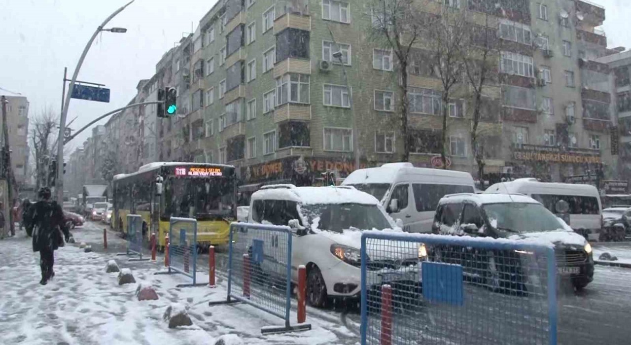 Sultangazide trafiğe kar engeli