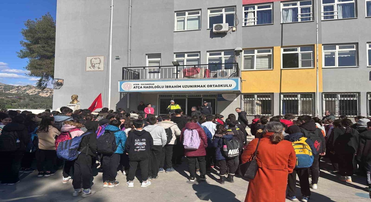 Sultanhisarda öğrencilere trafik eğitimi verildi, okul servisleri denetlendi