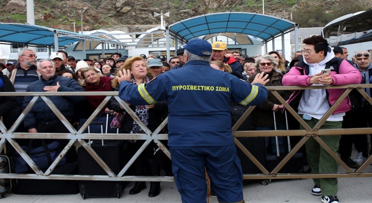 Sürekli sallanan Santorini Adasından 11 bin kişi ayrıldı