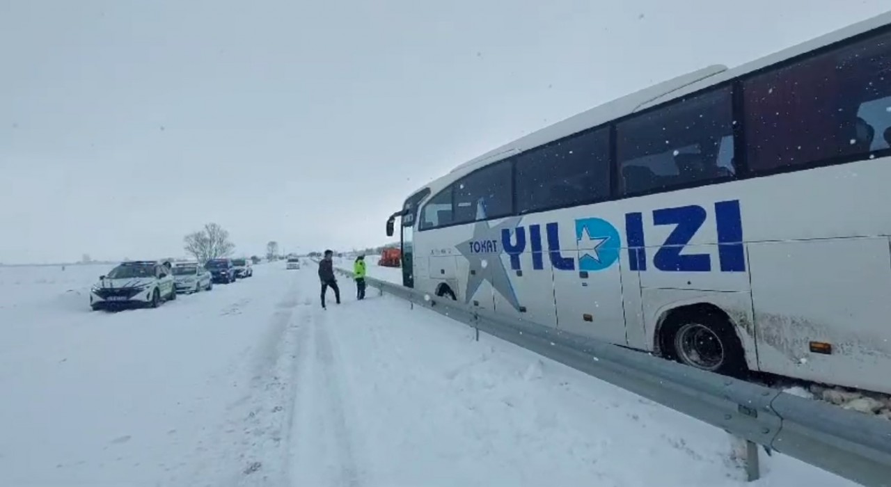 Sürücülerin karla imtihanı: Kanala düşen otobüs ve otomobil kurtarıldı