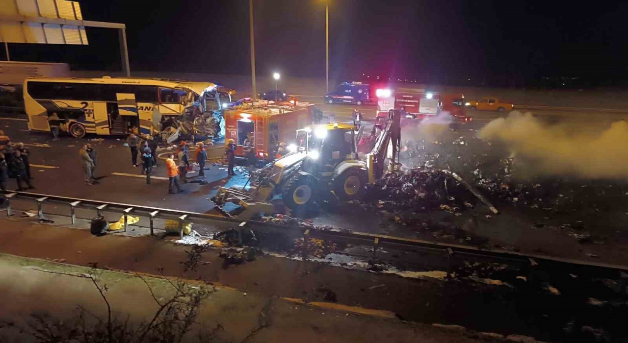 TAG Otoyolunda otomobil, otobüs ve tırın karıştığı zincirleme kaza: 1 ölü, 19 yaralı