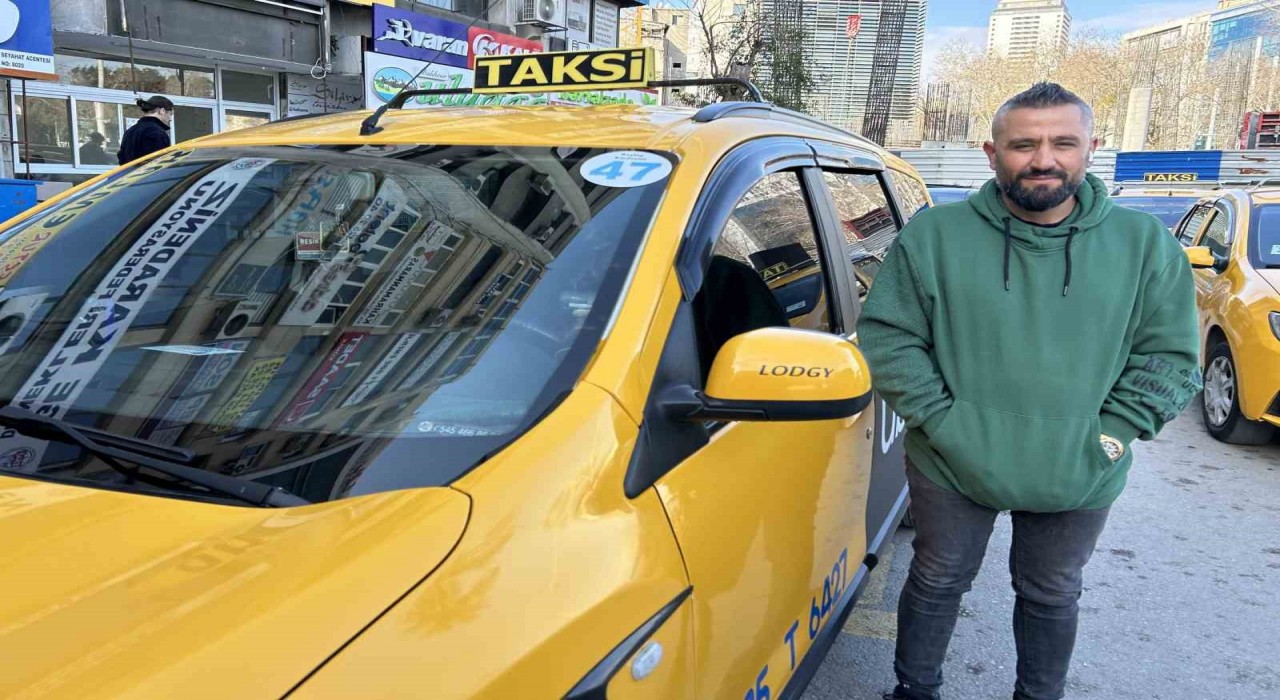 Taksici, unutulan telefonu filmleri aratmayacak takiple Filipinli turiste ulaştırdı