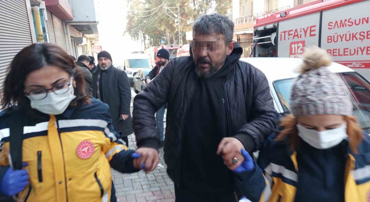 Taksicilerin parasını gasp ettiğini iddia eden şahıs evini ateşe verdi