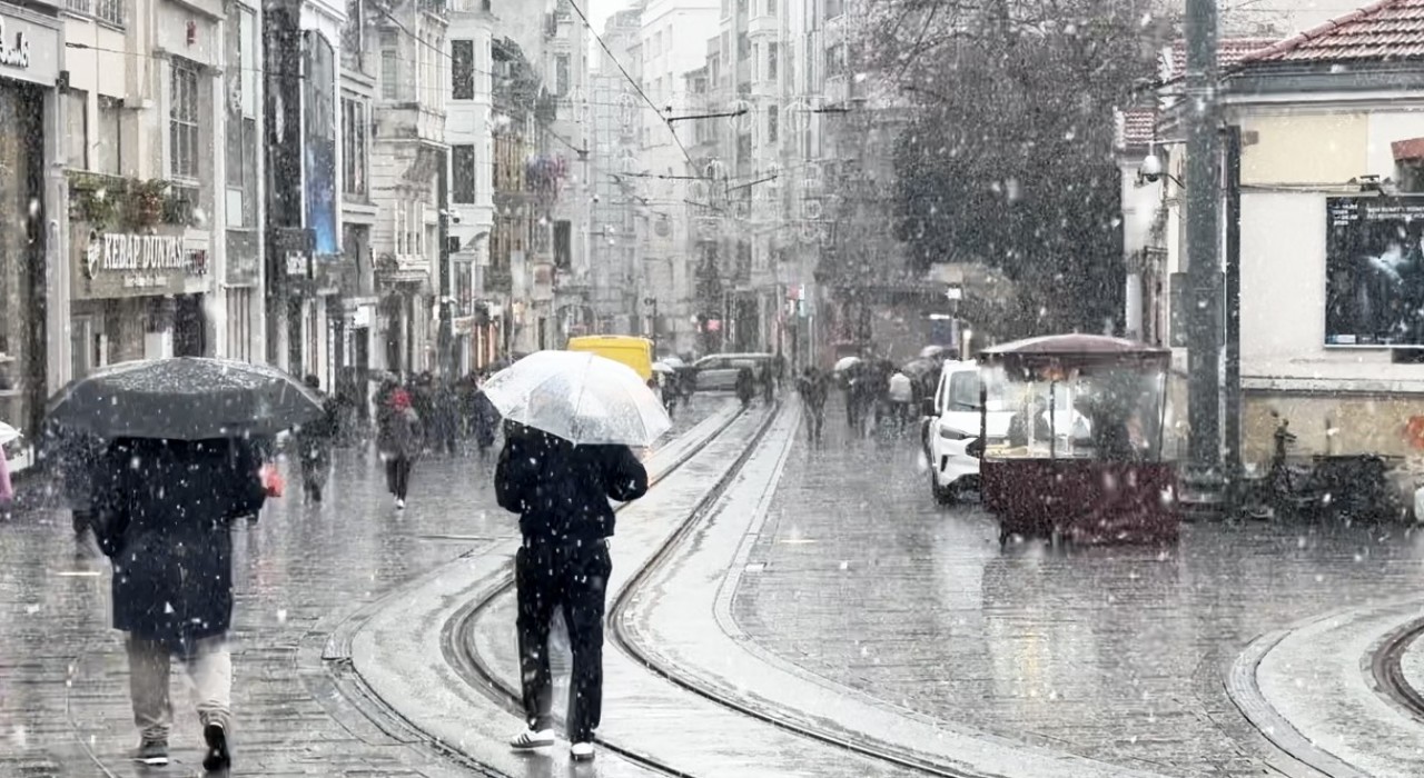 Taksimde kar yağışı etkili olmaya başladı