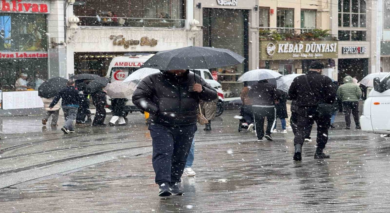 Taksimde kar yağışı etkisini göstermeye başladı
