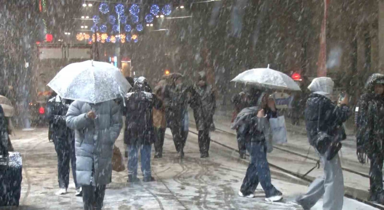 Taksimde kar yağışı gece saatlerinde etkisini gösterdi