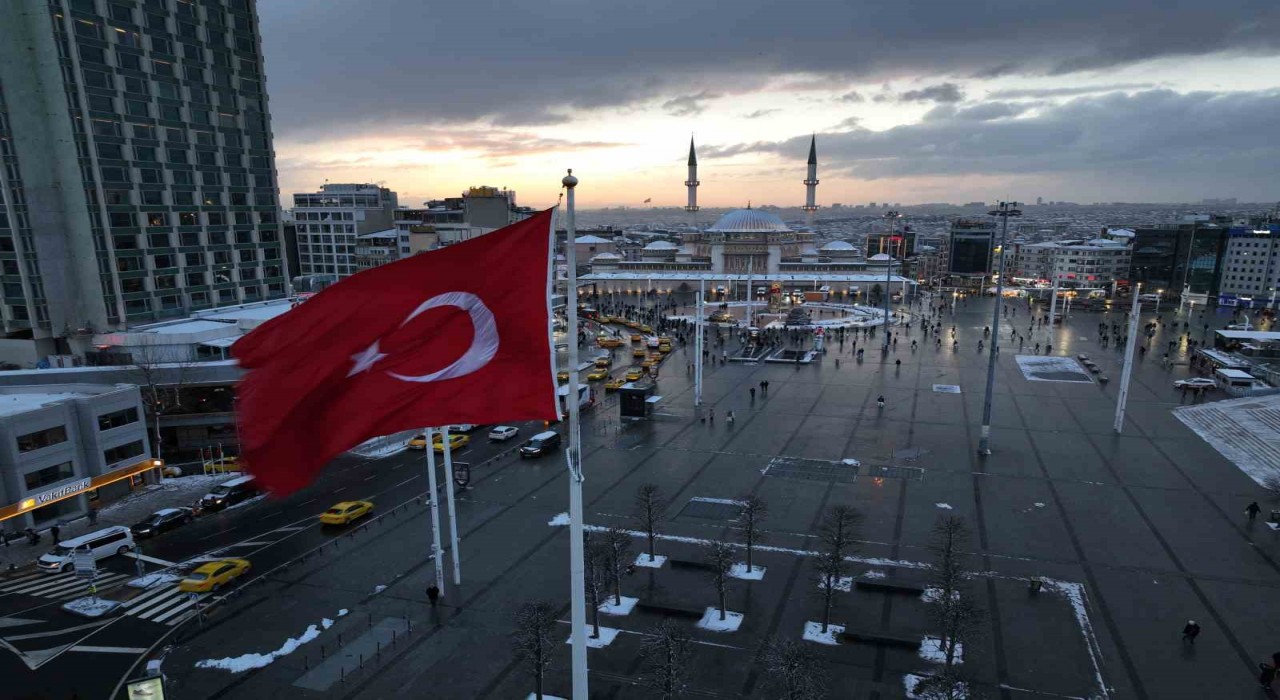 Taksimde kartpostallık karlı gün batımı