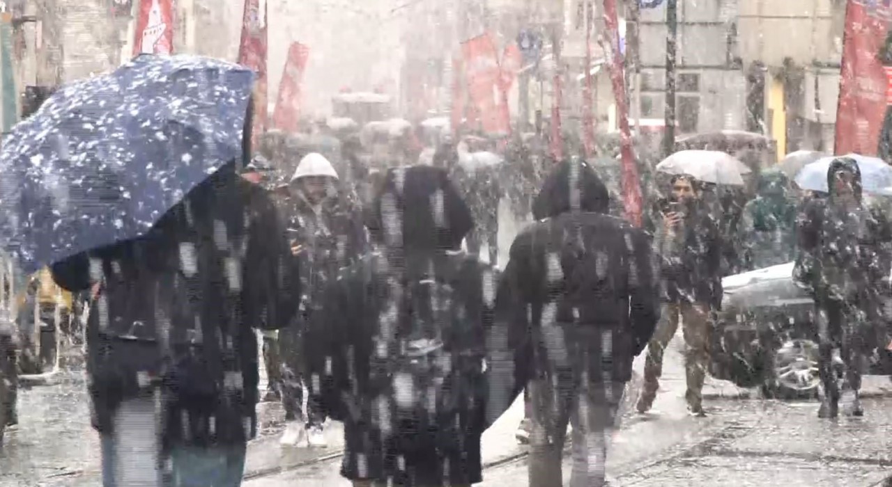 Taksimde lapa lapa kar yağışı etkili oldu