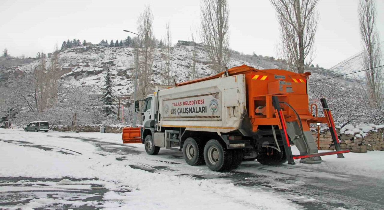 Talasta kar temizliği ara vermeden sürüyor
