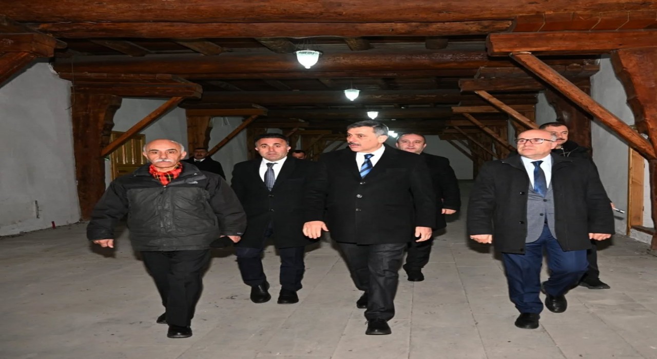 Tarihi Gümrük Hanında inceleme