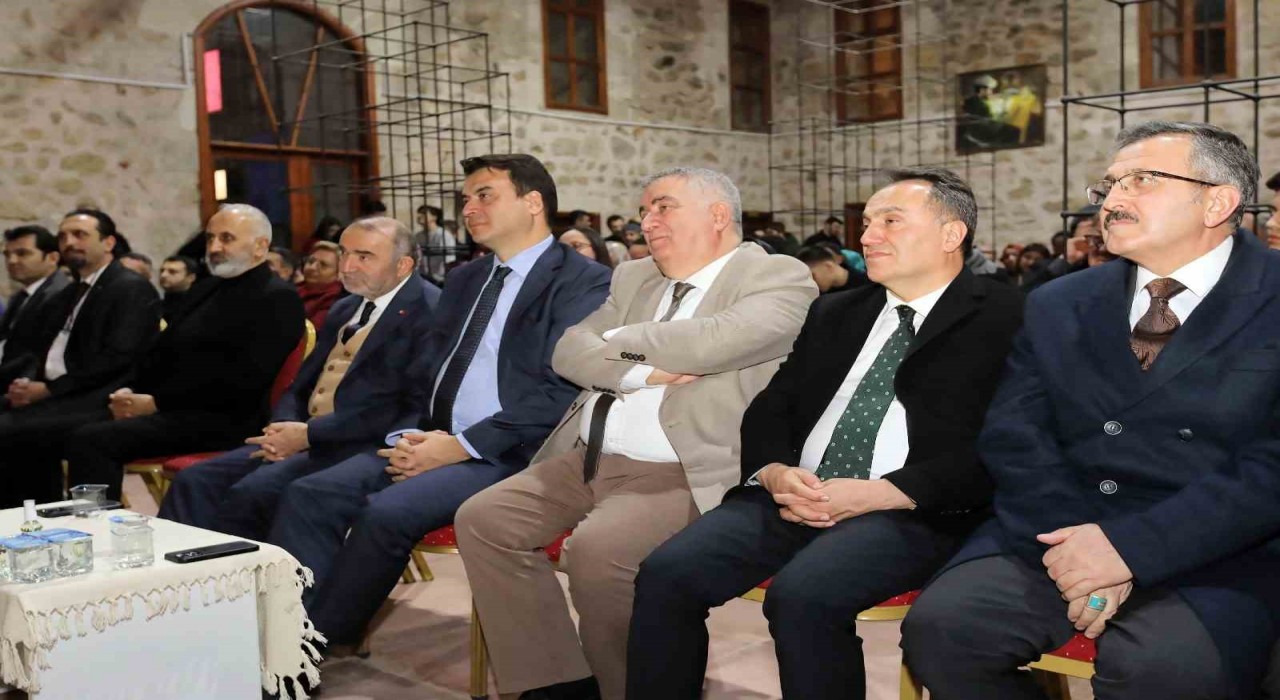 Tarihi Yağıbasan Medresesinde kelimelerin ve türkülerin gücü konuşuldu