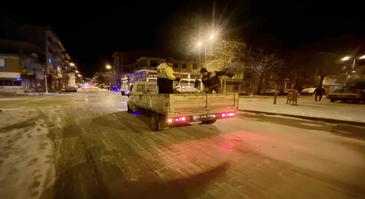 Taşköprü Belediyesinden kar mesaisi