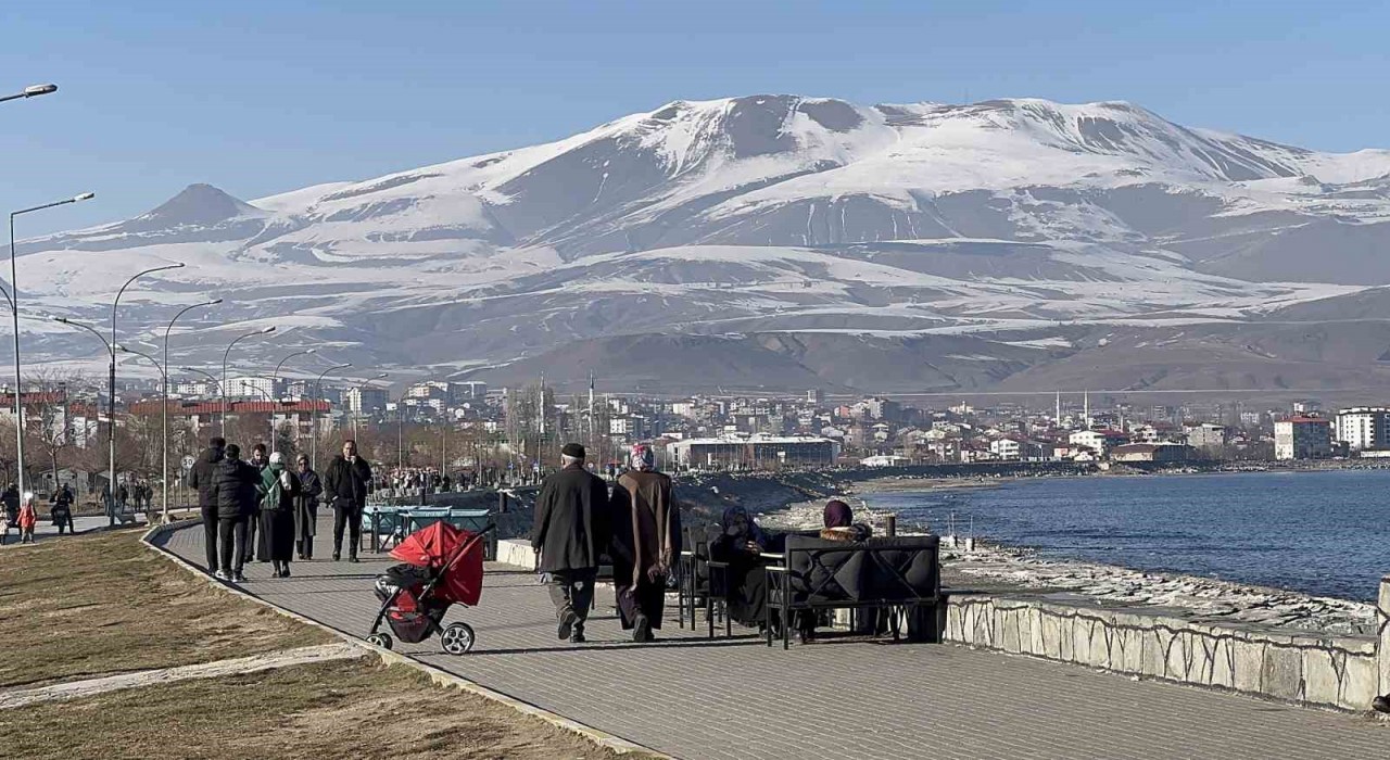 Tatvanda güneşli havayı fırsat bilen vatandaşlar sahile akın etti