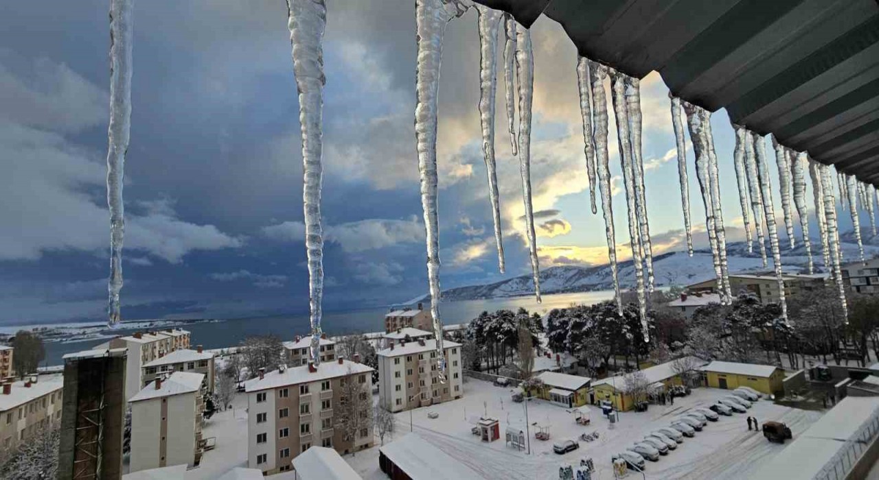 Tatvanda kar yağışı: 40 köy yolu ulaşıma kapandı