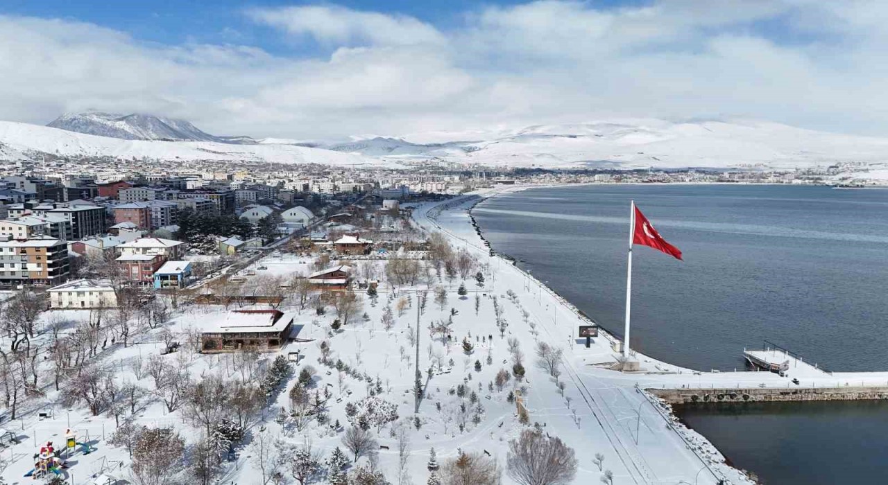 Tatvanda kar yağışından sonra kartpostallık görüntüler