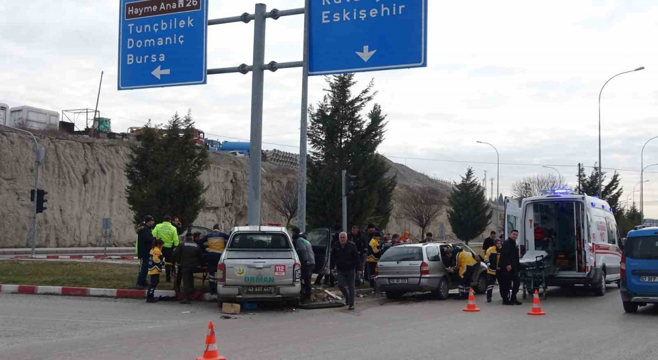 Tavşanlıda otomobil ile kamyonet çarpıştı, 4 yaralı