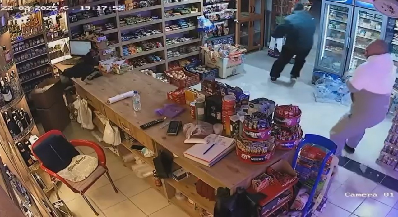 Tavuk, marketi birbirine kattı