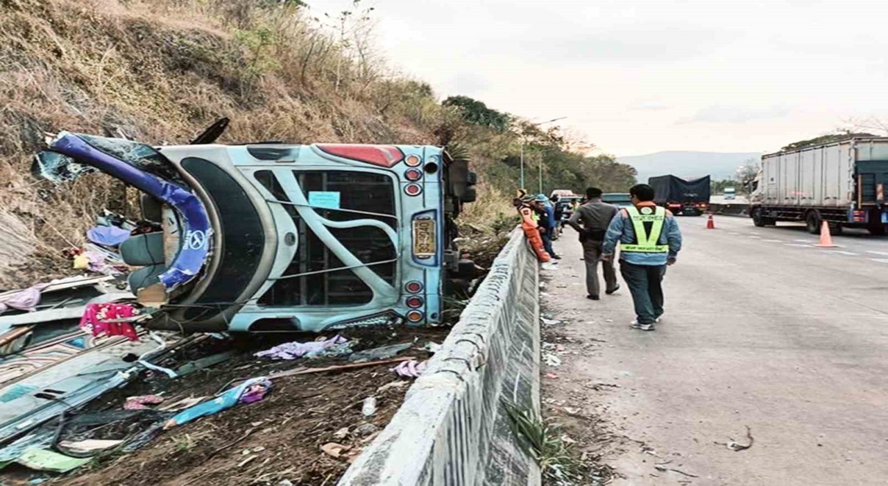Taylandda otobüs devrildi: 18 ölü, 31 yaralı