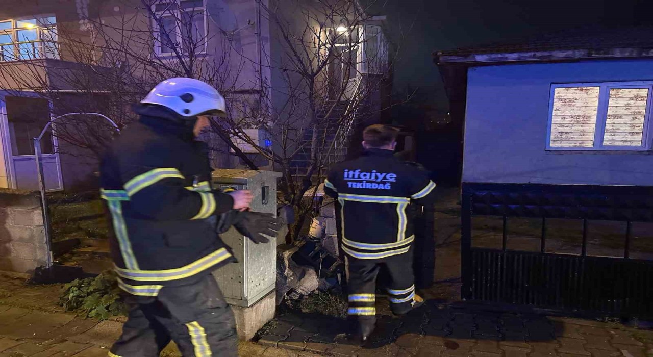 Tekirdağda ev yangını: 2 kişi dumandan etkilendi