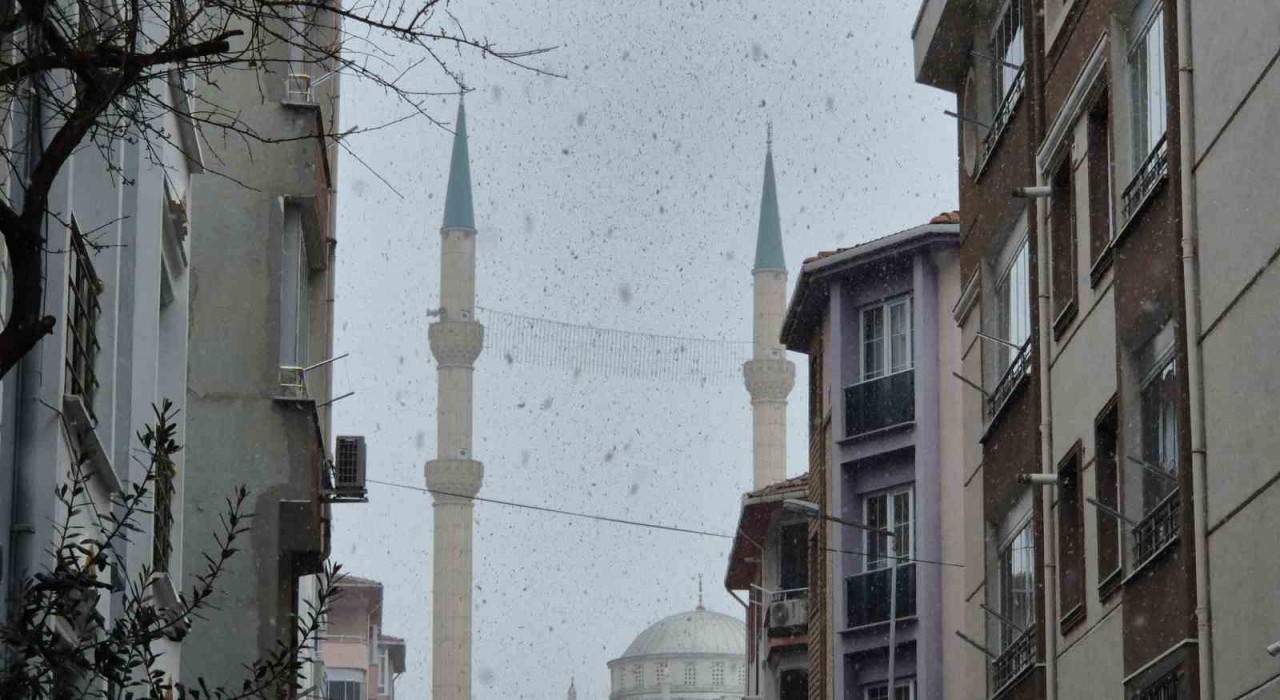 Tekirdağda lapa lapa kar yağışı