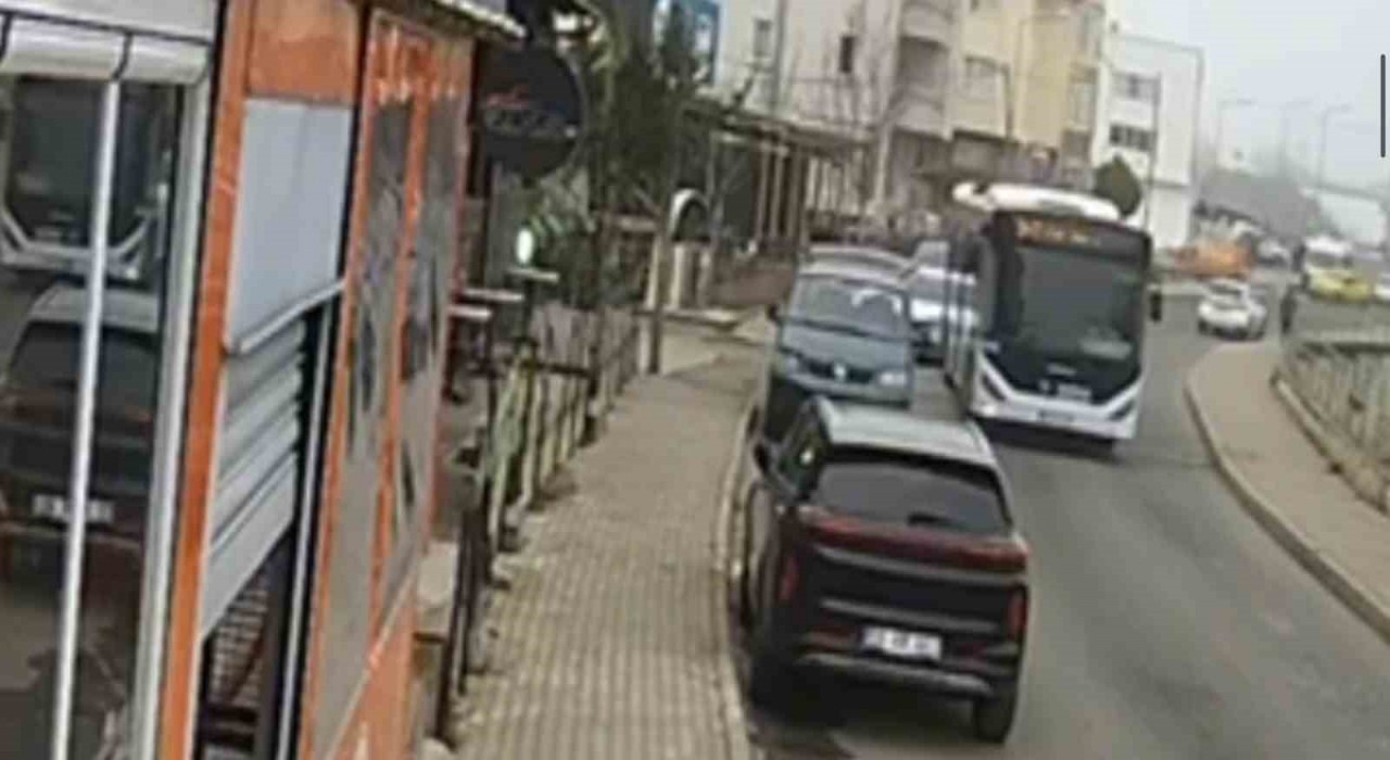 Tekirdağda otobüs park halindeki araca çarpıp kaçtı: Kaza anı kamerada