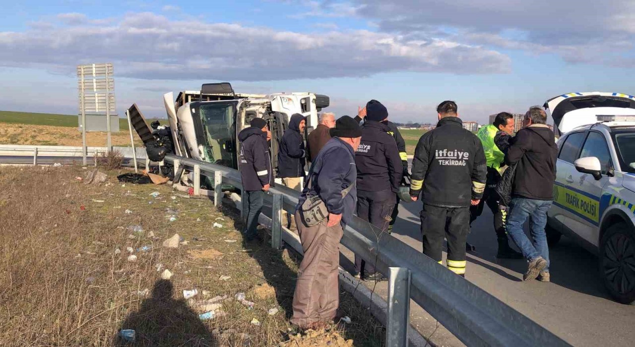 Tekirdağda virajı alamayan tır devrildi: 1 yaralı