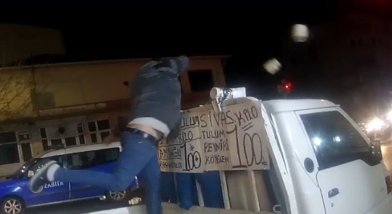 Tekirdağda zabıta ile peynir satıcıları arasında arbede: Peynirleri yola fırlattılar