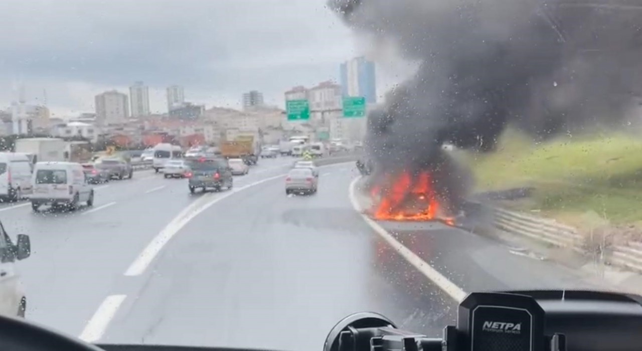 TEM Otoyolunda seyir halindeki cip alev alev yandı: O anlar kamerada