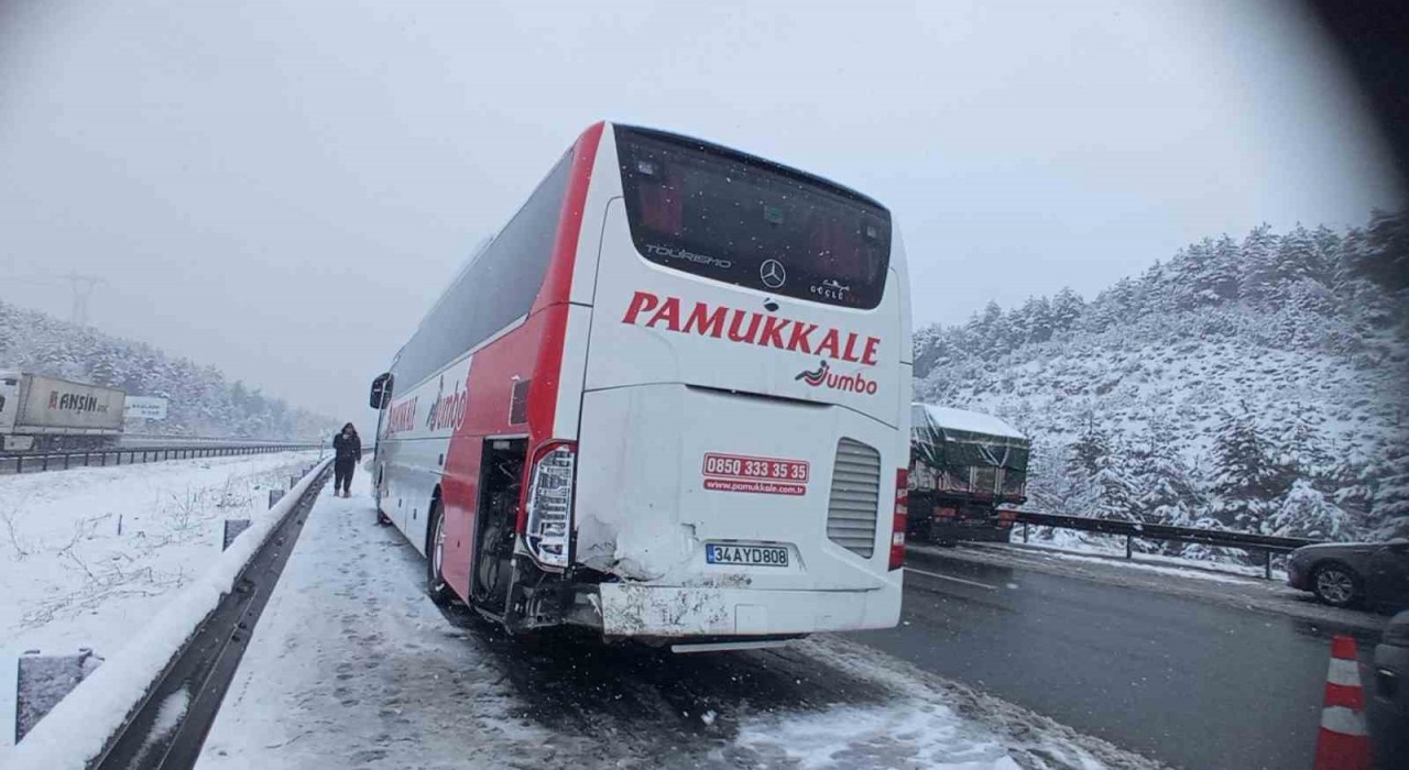 TEMde aynı noktada 6 aracın karıştığı 3 farklı kaza: 1 yaralı