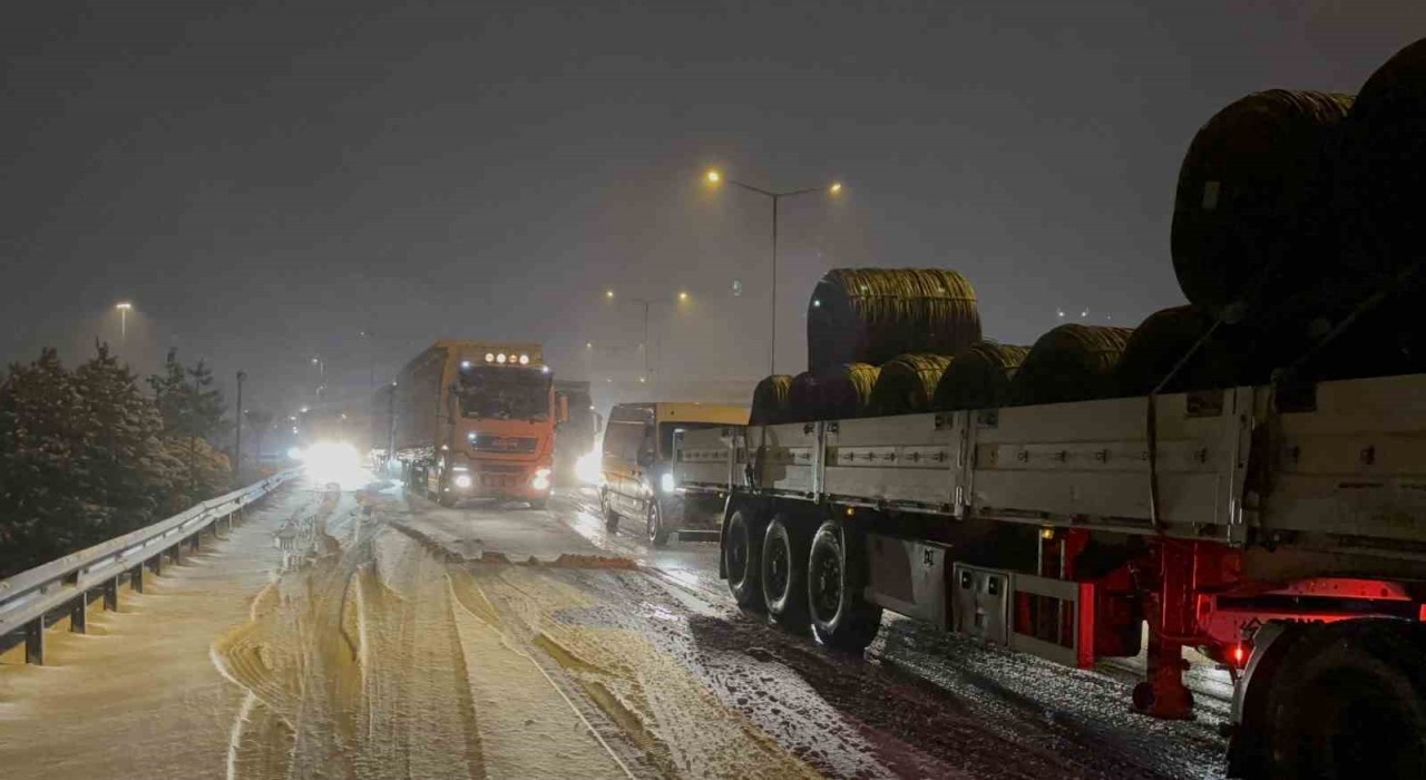 TEMin Bolu Dağı geçişinde zincirleme kaza: Kilometrelerce araç kuyruğu oluştu