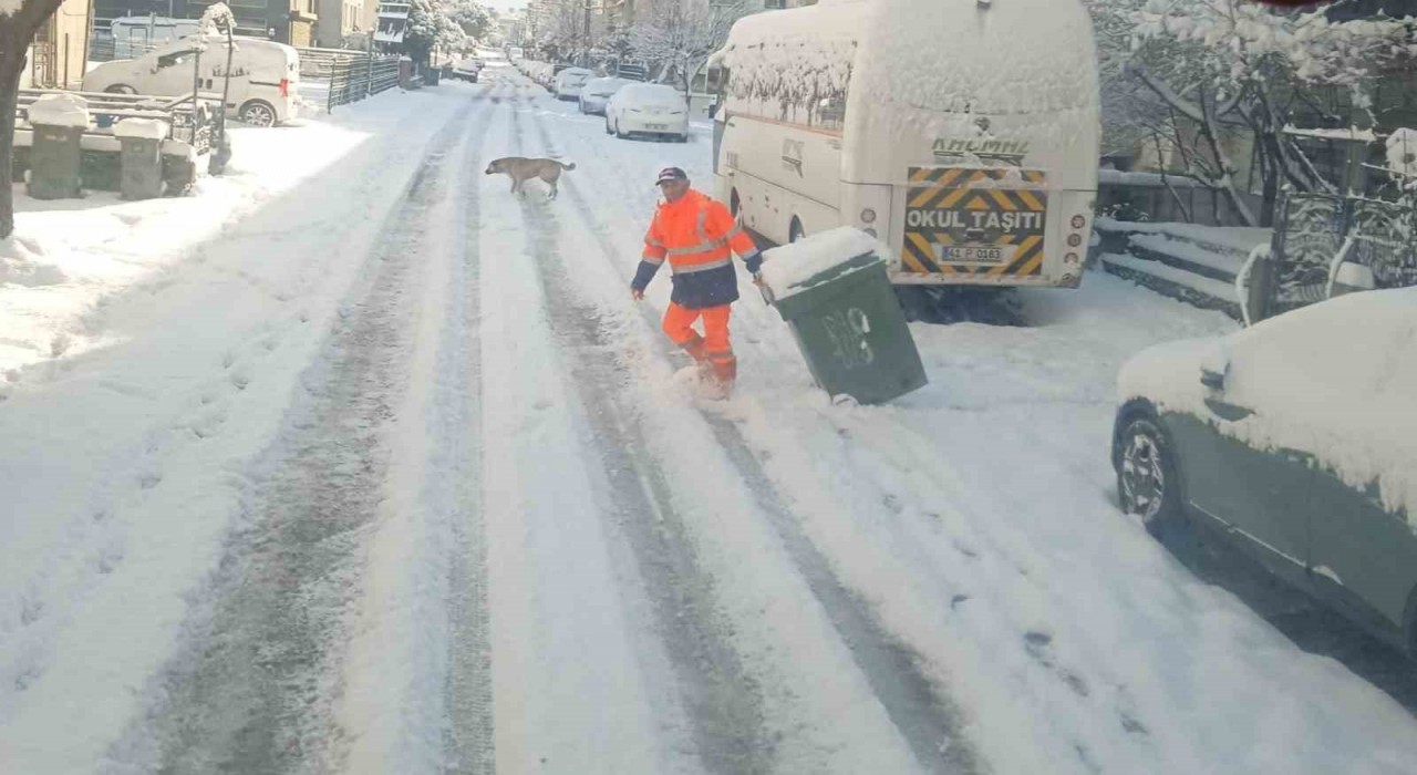 Temizlik çalışmaları kar kış demeden devam ediyor