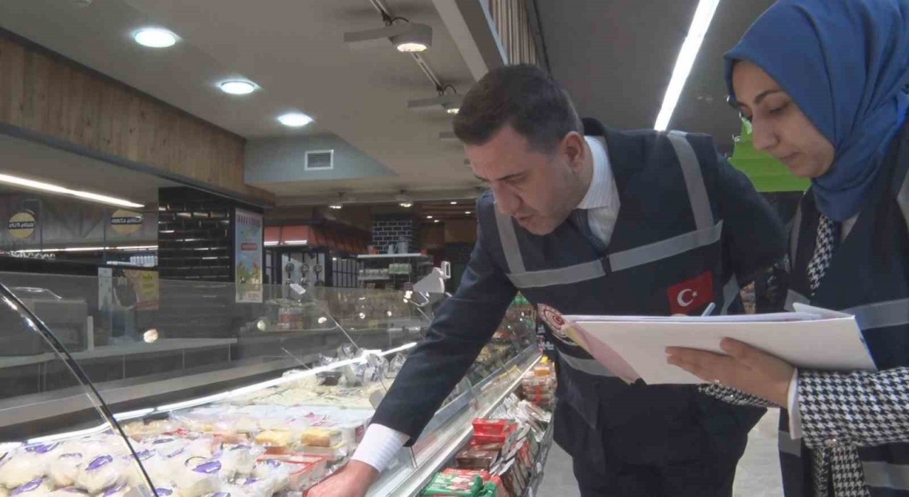 Ticaret Bakanlığı ekiplerinden zincir marketlerde etiket denetimi