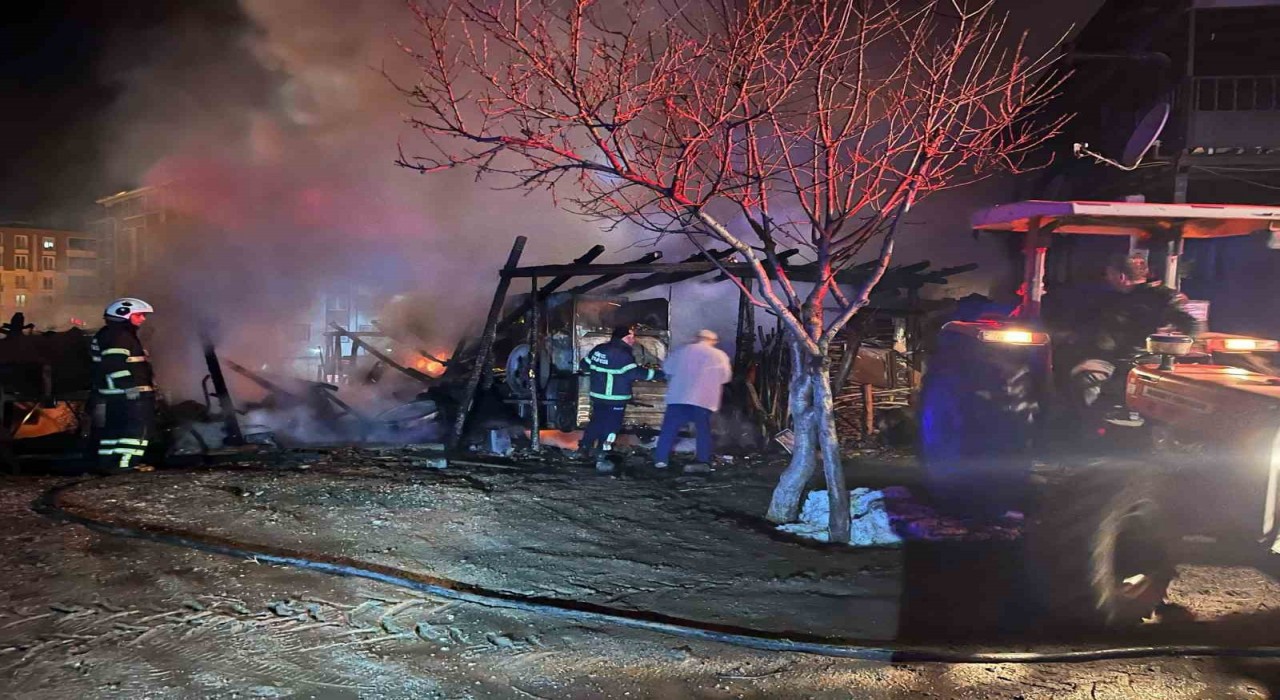 Tokatta geceyi aydınlatan yangın korkuttu