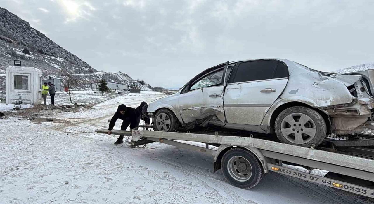 Tokatta güvenlik kulübesine çarpan otomobil sürücüsü yaralandı