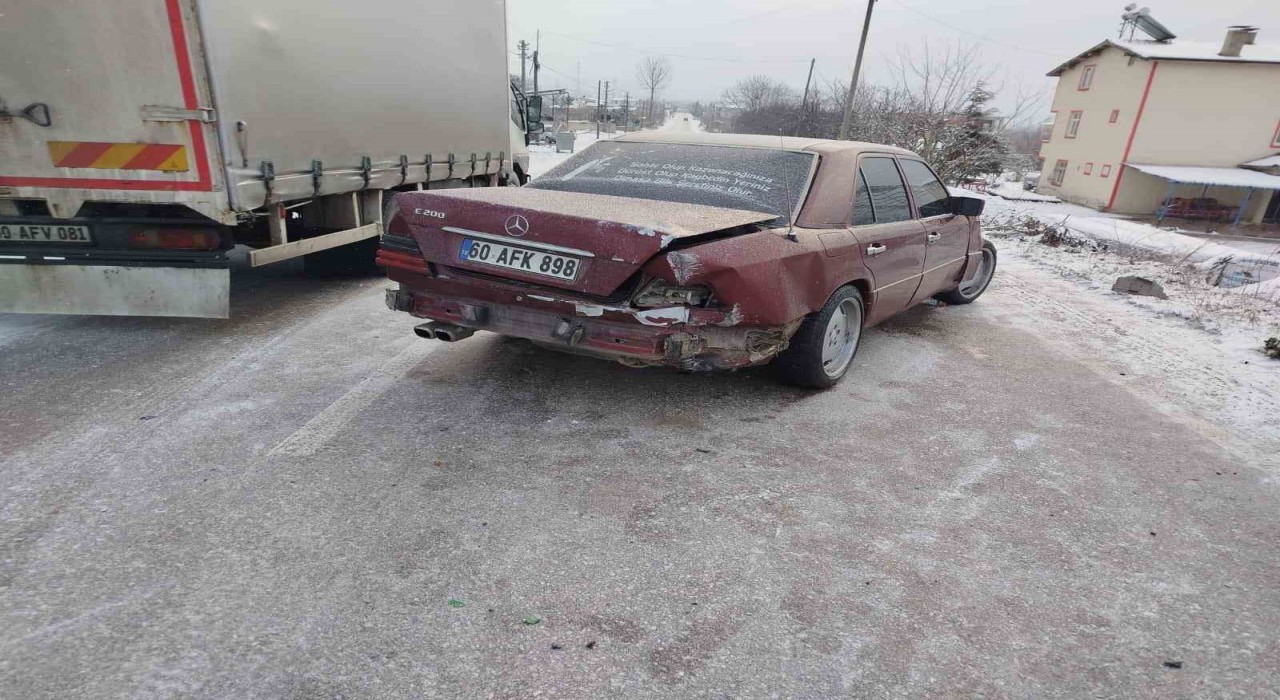 Tokatta kamyonete çarpan Mercedes otomobilin sürücüsü yaralandı