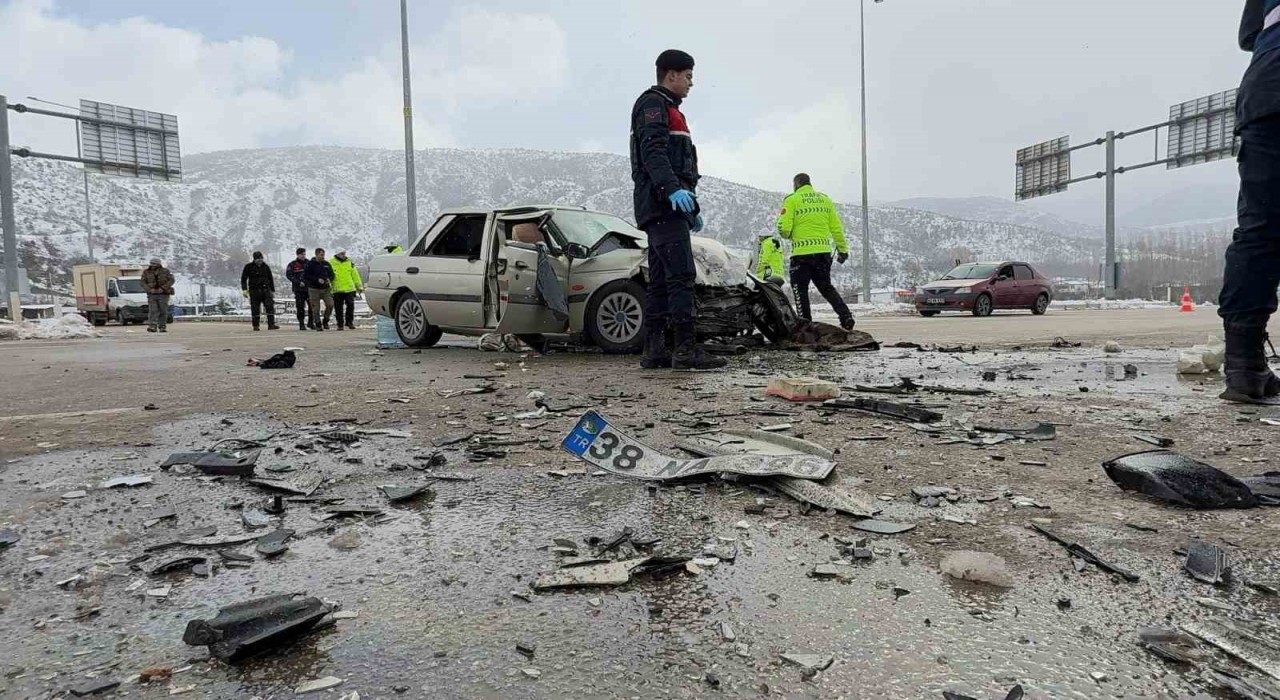 Tokatta tıra çarpan otomobildeki sürücü öldü, 2 yolcu yaralandı