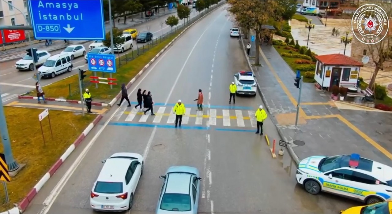 Tokatta yayalara yol vermeyen 445 sürücüye idari para cezası