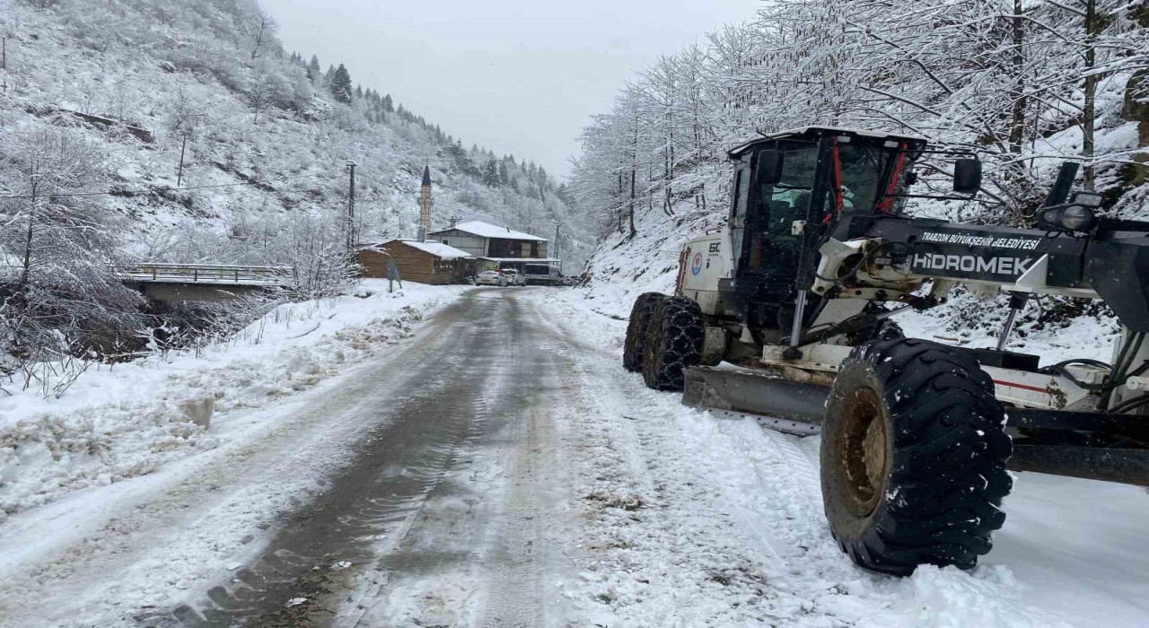 Trabzonda kar nedeniyle kapanan mahalle yolları ulaşıma açılıyor