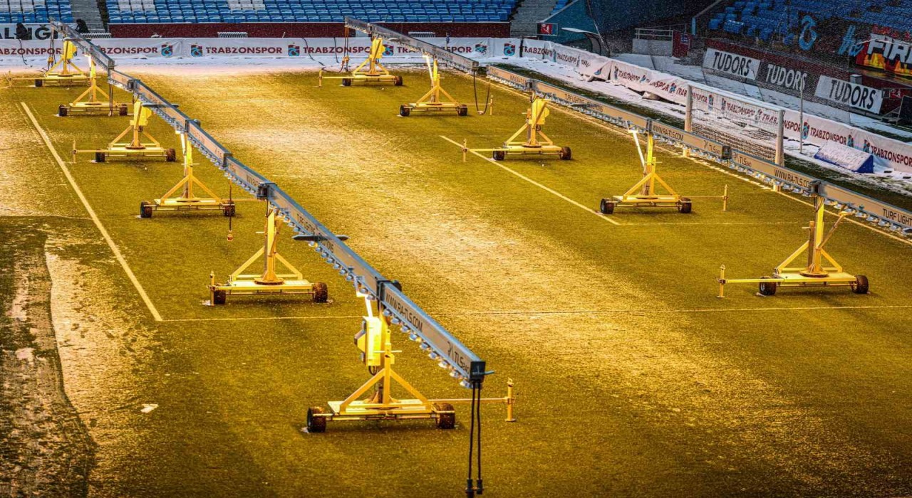 Trabzonsporun sahasında kar temizleme çalışmaları sürüyor