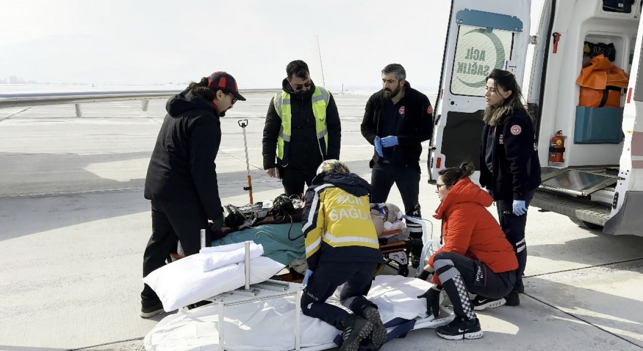 Trafik kazasında ağır yaralanan vatandaş uçak ambulansla Ankaraya sevk edildi
