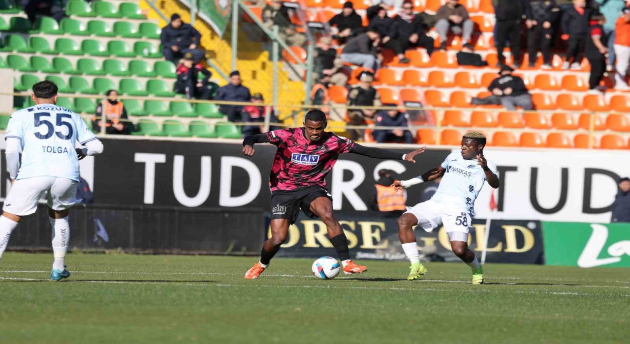 Trendyol Süper Lig: Alanyaspor: 0 - Adana Demirspor: 2 (İlk yarı)