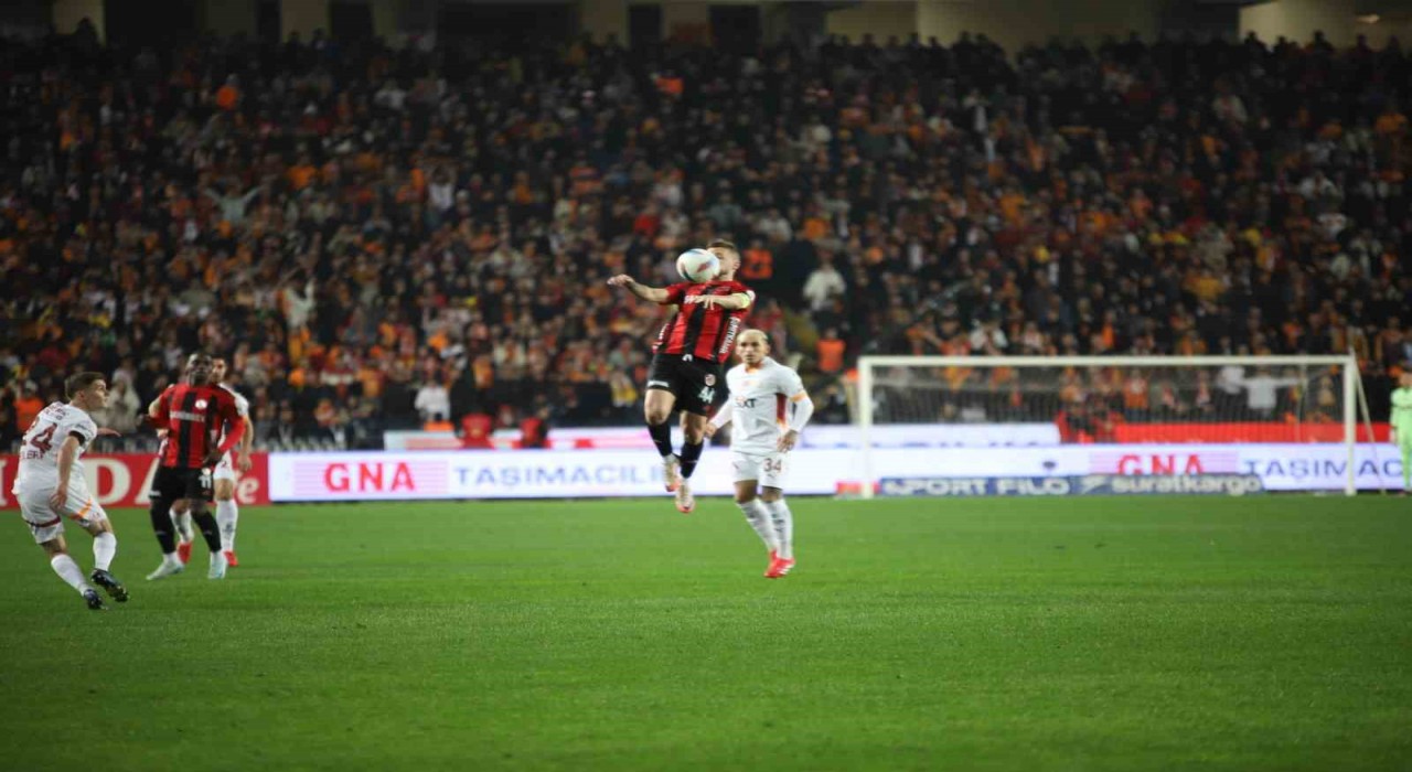 Trendyol Süper Lig: Gaziantep FK: 0 - Galatasaray: 1 (İlk yarı)