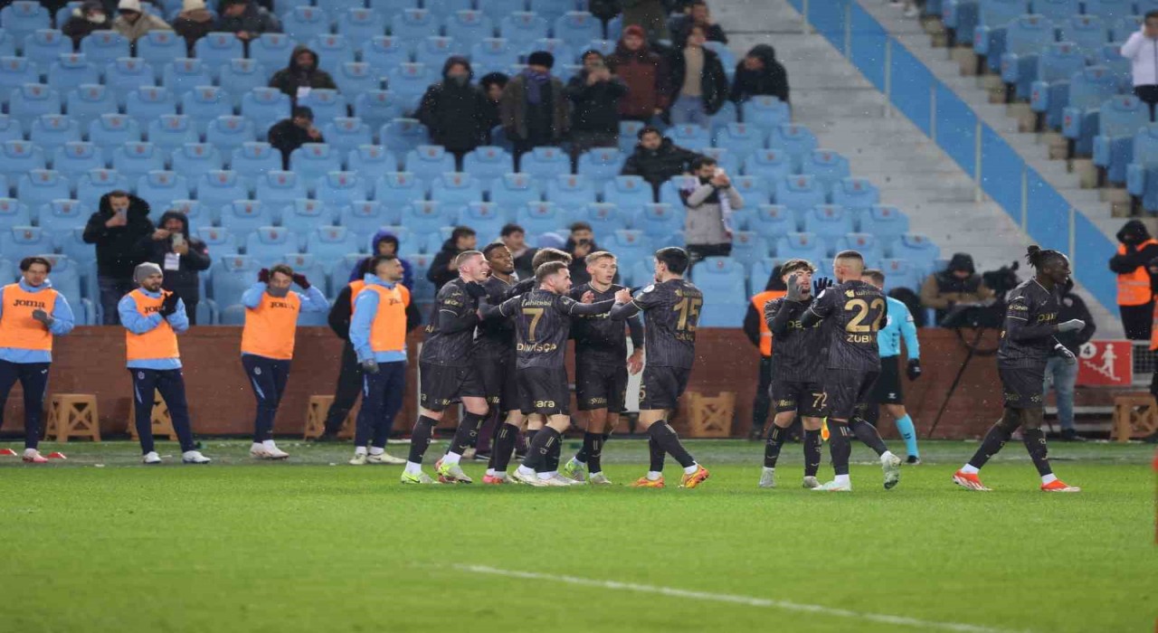 Trendyol Süper Lig: Trabzonspor: 2 - Gaziantep FK: 0 (İlk yarı)